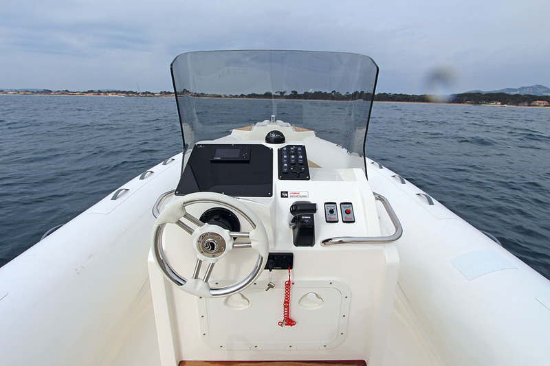 Le cadran Yamaha est un peu trop incliné pour que l’on puisse lire facilement les informations techniques du moteur en navigation. Par contre, le pilote peut commander la descente où le relevage de l’ancre de sa position de conduite.
