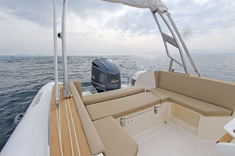 Toute la partie arrière du bateau se transforme en solarium ou en espace pour déjeuner grâce à une table fixée sur la console de la cuisine. Le dossier inclinable vers le moteur permet d’agrandir le bain de soleil.
