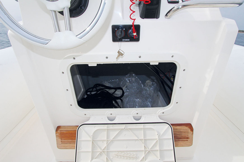 Cette trappe de visite au niveau de la console de pilotage est aussi très pratique pour accéder à l’instrumentation électrique. En se calant les pieds dans le décrochement situé juste dessous, la position de conduite est parfaite.