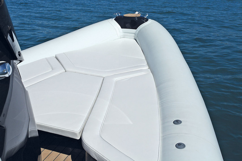 Le bain de soleil avant présente de belles dimensions aussi, mais à condition d'installer le complément central. 
