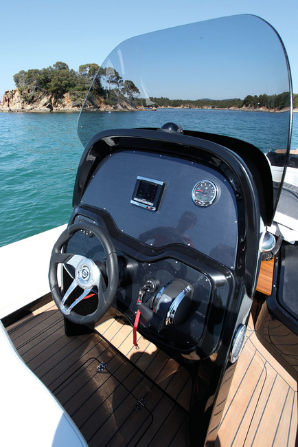 Le SmarCraft du Verado se sent un peu seul sur ce grand tableau de bord. Il ne manque pas de place, en tout cas, pour intégrer  un combiné GPS-traceur-sondeur à écran XL. 