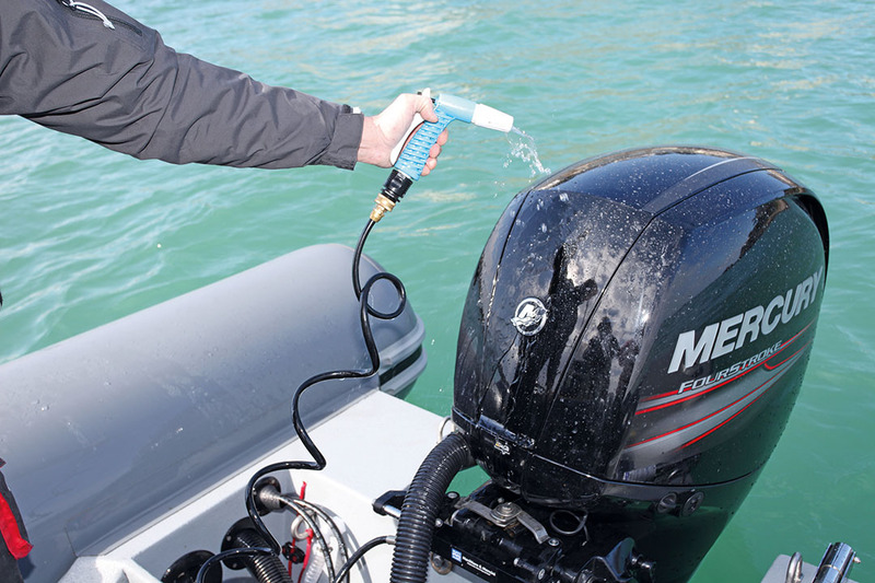 Le leaning-post offre un branchement pour un jet d'eau qui peut aussi servir de douchette... 
