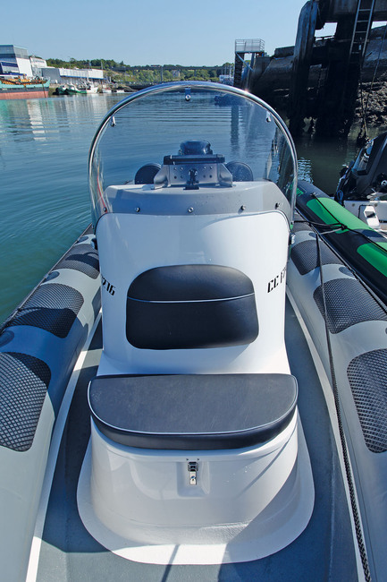 La console du Ribcraft/Suzuki offre une à deux places assises supplémentaires par mer belle et un volume de rangement supérieur. 