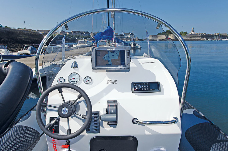 Le tableau de bord du Ribcraft/Suzuki est suffisamment spacieux pour accueillir un combiné GPS/sondeur à écran de 9 pouces (ici un Lowrance HDS9) et la stéréo (Fusion). Par contre, le vide-poches a été oublié... 
