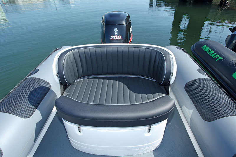 La banquette biplace du Ribcraft/Suzuki est confortable, mais l'assise étant placée très haut, les pieds des passagers ne touchent pas le plancher !
