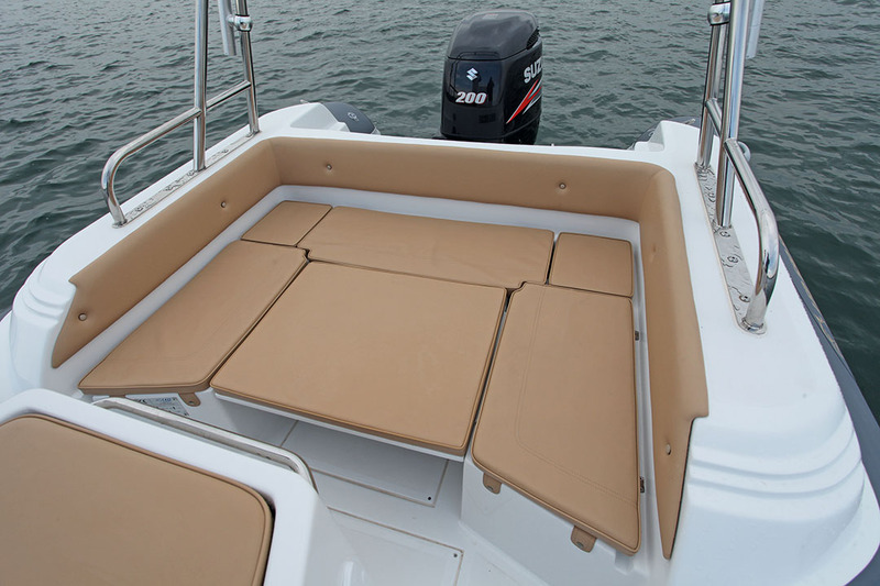 C'est l'amélioration majeure de cette nouvelle version du 680 : 
la grande banquette en U peut se convertir, au choix, en dînette ou en solarium de belle surface. 