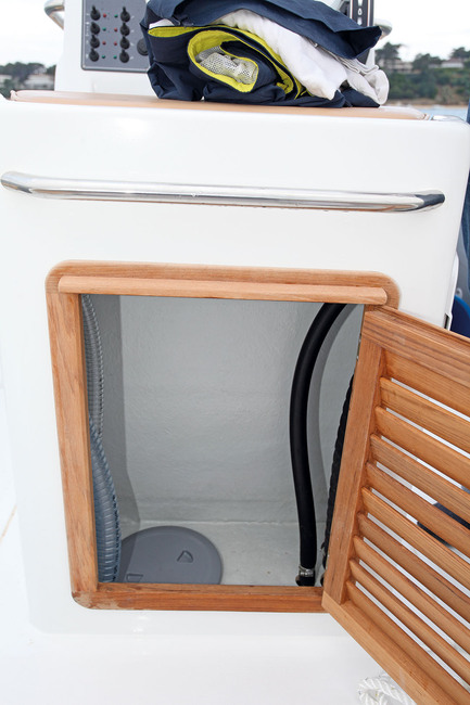 Les rangements ne manquent pas à bord du Nautica Led, à l'image de celui offert par le leaning-post. 
