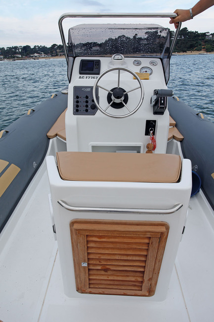 La position de pilotage est plutôt efficace, mais les montants verticaux de la console sont une menace pour les genoux du barreur dans la mer formée. Par ailleurs, nous ne sommes pas "fans" du volant en inox... 
