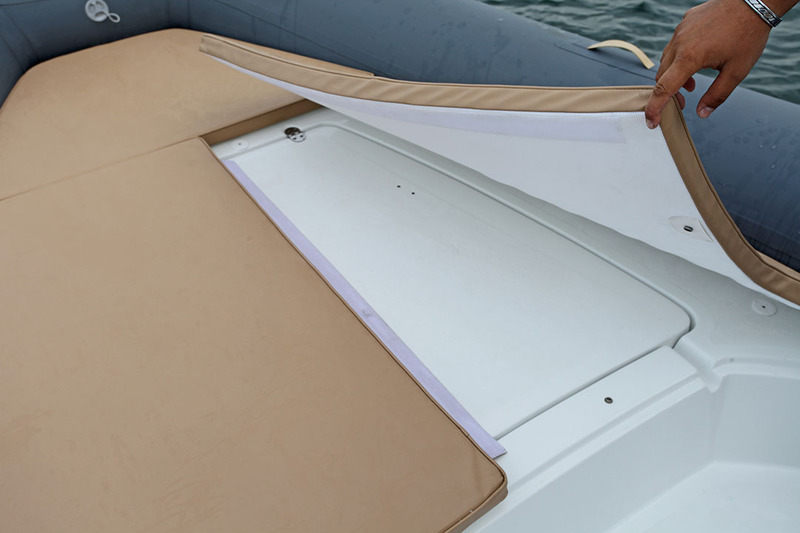 Bien vu : le matelas de solarium fragmenté pour faciliter sa manutention et son stockage.
