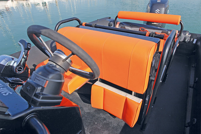 Grâce au volant à inclinaison réglable et au leaning-post biplace avec assises indépendantes et rabattables, l'ergonomie de pilotage est satisfaisante. 