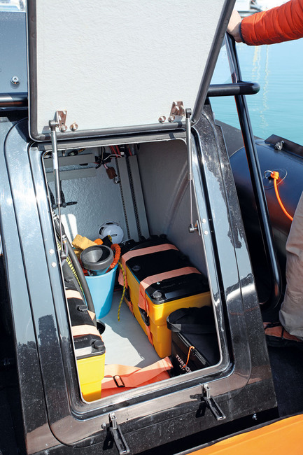 Le volumineux rangement de la console permet, entre autre, d'abriter les deux batteries et le gonfleur électrique. 