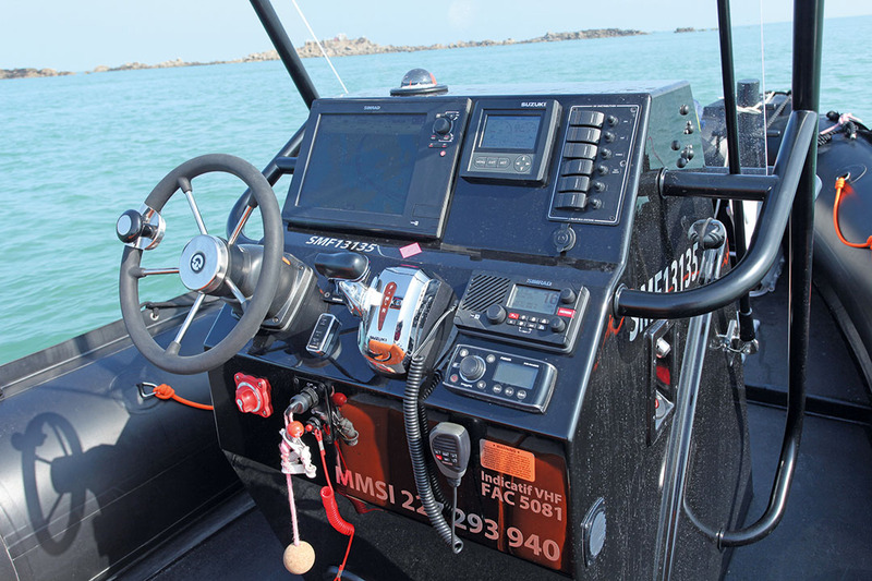 Le tableau de bord est spacieux et bien agencé avec son compas face au pilote, son combiné grand écran, la VHF fixe, la stéréo... Notez le numéro MMSI en gros caractères. 