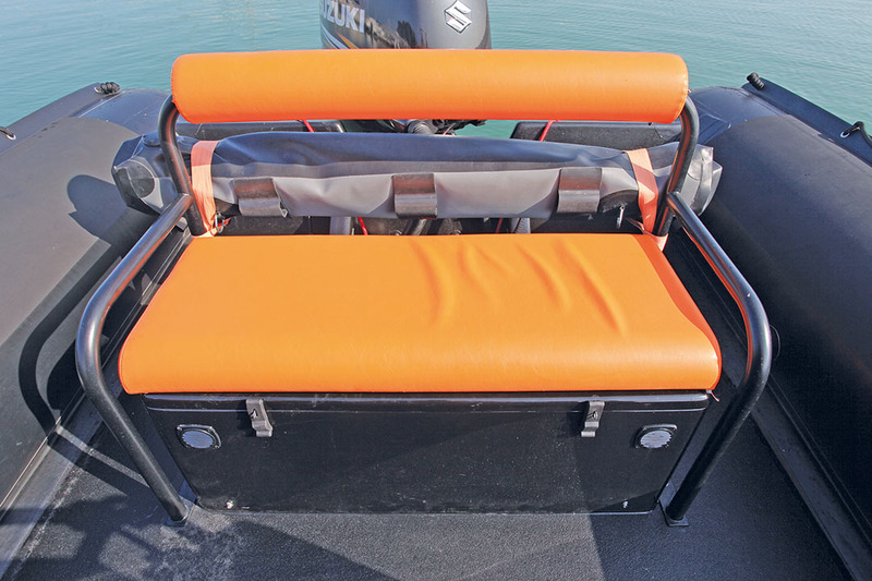 Dossier et accoudoirs pour la banquette arrière qui à l'aide de sangles reçoit le matelas de bain de soleil lorsqu'il est dégonflé. Une bonne idée pour éviter de monopoliser un coffre... 