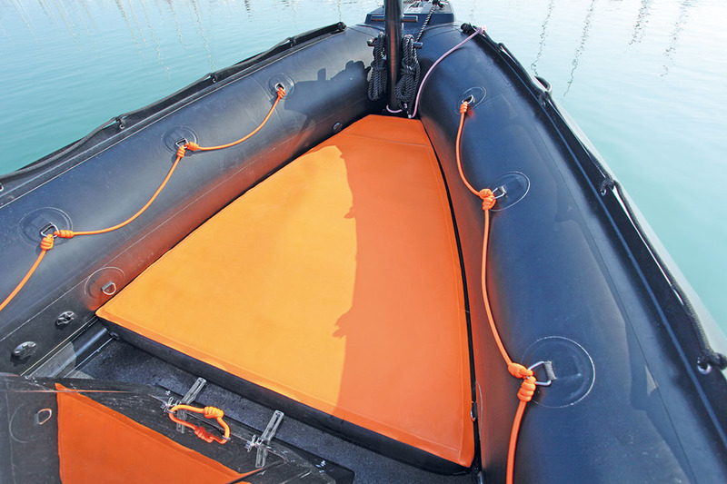 En quelques secondes, le solarium est gonflé puis inserré dans la pointe avant, à même le plancher. Une solution pratique en l'absence de plancher contremoulé qui sert généralement de support au matelas. Une fois rangé ce dernier, la place est libre pour d'autres activités, comme la pêche.