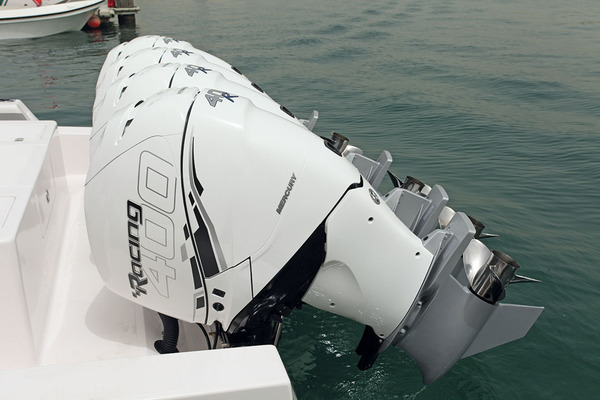 Les quatre Verado 400R équipés d'une embase "nose cone" (profilée). Belle brochette !
