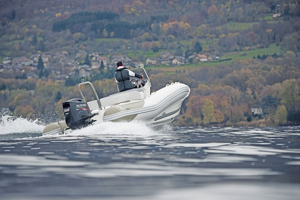 Monté sur le lourd Zodiac N-zo 680, le Suzuki DF 200 
est moins performant que sur le Nuova Jolly Prince 21.