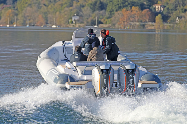 Il ne faut que 3"4 au Pirelli pour déjauger avec cinq passagers. Le duo d'Evinrude 250 ch possède un sacré brio !