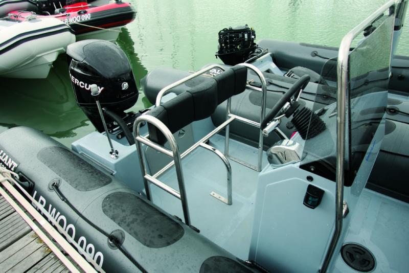 Le leaning-post est un excellent choix pour le pilotage en mer formée, mais un capitonnage latéral serait le bienvenu pour en améliorer le confort et la sécurité.