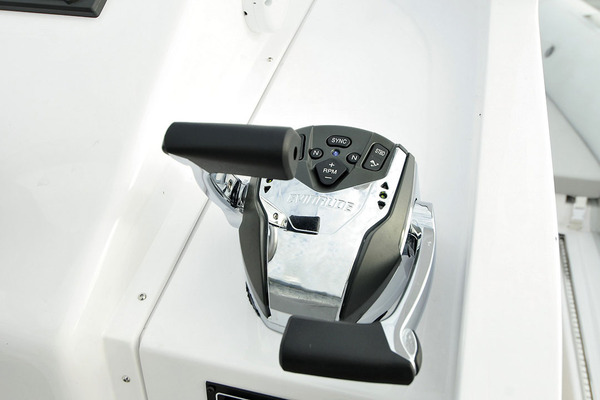 Le nouveau boîtier Icon pour bimoteur offre une grande précision en manoeuvre avec une gestion progressive des gaz.