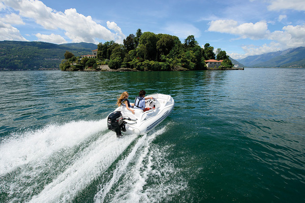 Pour un couple de passagers, le DF25 suffit à donner au Zar ZF-1 des performances satisfaisantes et un pilotage vivant. Mais, avec plus de monde à bord, il faudra plus de chevaux...