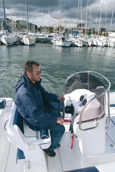 Il manque un repose-pieds lorsqu’on pilote en position assise.