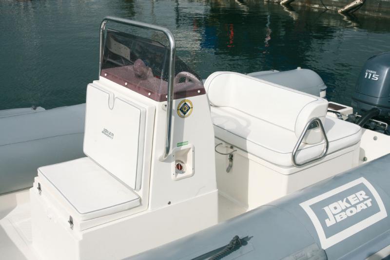 L’ergonomie du poste de pilotage n’est pas le point fort de Joker : console droite et manque de confort en configuration leaning-post (quand le dossier est basculé vers l’avant).