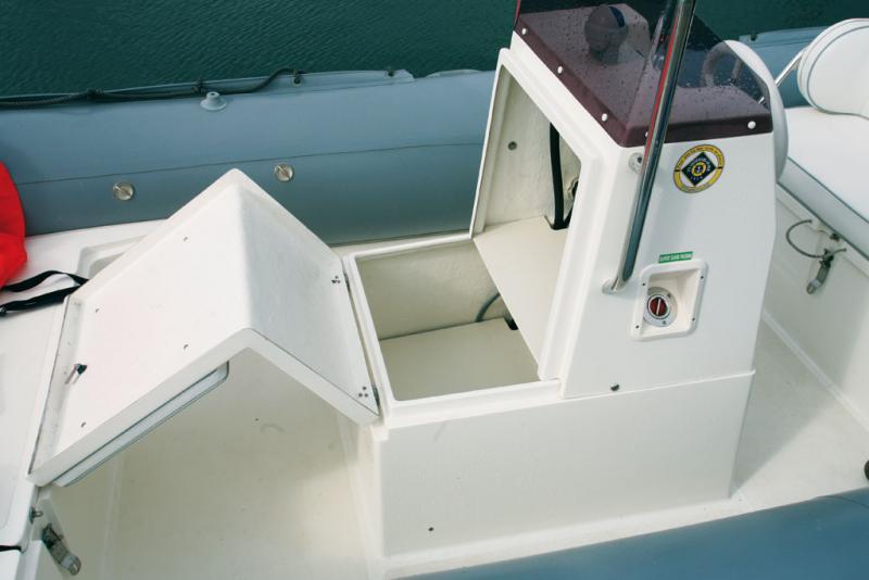 Pratique : l’ouverture en grand de la console et l’étagère qui permet de « trier » le matériel.