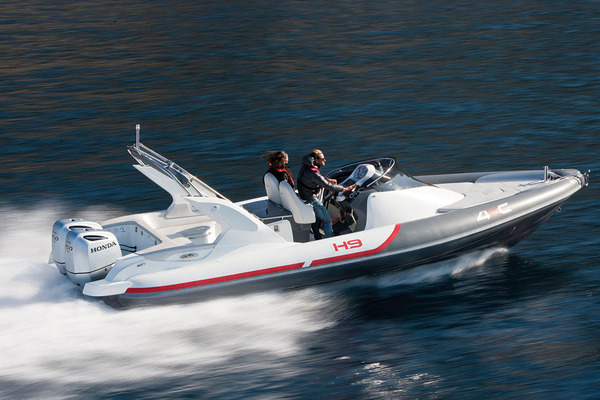 *Le bateau : Honda 4XC H9*
Longueur : 9,56 m – Largeur : 3,42 m – Poids : 2 900 kg sans moteur – Puissance maxi : 2 x 250 ch – Capacité carburant : 550 l - Constructeur : BWA/Honda Marine (Italie)