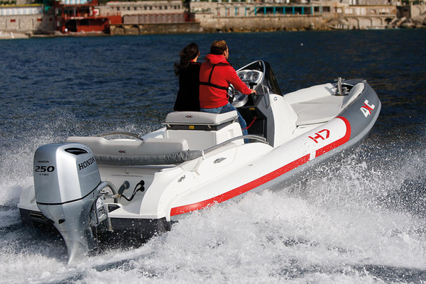 *Le bateau : Honda 4XC H7*
Longueur : 7,32 m – Largeur : 2,98 m – Poids : 1 370 kg sans moteur – Puissance maxi : 250 ch – Capacité carburant : 350 l - Constructeur : BWA/Honda Marine (Italie)