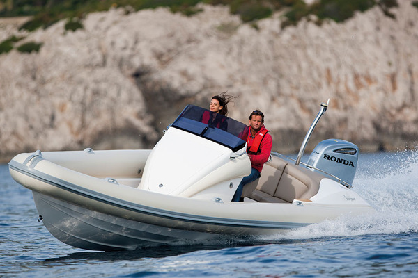 *Le bateau : Scorpion ST9*
Longueur : 9,00 m – Largeur : 2,75 m – Poids : 1 450 kg sans moteur – Puissance maxi : 350 ch – Capacité carburant : 360 l – Constructeur : Scorpion (GB)
