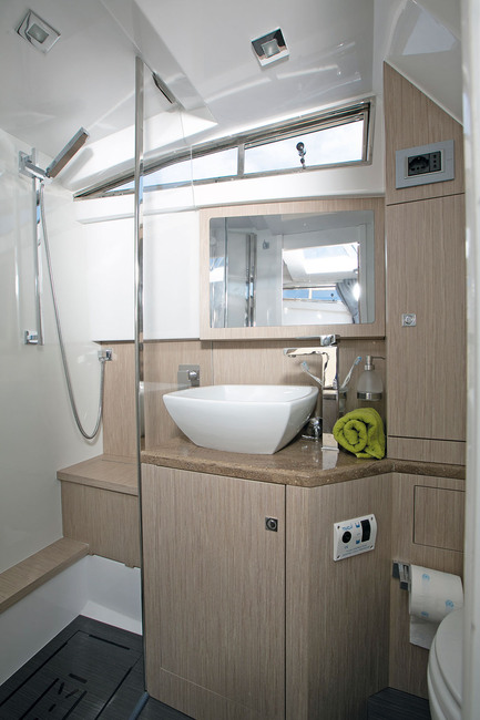 Prince 43 Luxury Cabin : 
La salle d’eau dans la version in-board est très spacieuse avec une grande douche totalement séparée. La décoration en placage de bois clair s’harmonise bien avec la modernité générale du bateau.