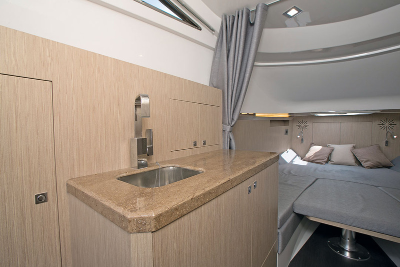 Prince 43 Luxury Cabin : 
La cuisine intérieure est revêtue d’un plan de travail en Corian. Le tableau électrique situé à l’entrée permettra de mettre en fonction la plupart des équipements.