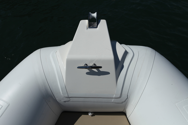La delphinière du Tempest 570 possède un davier pour l'ancre et un taquet bien placé pour la ligne de mouillage, ou pour s'amarrer au port.