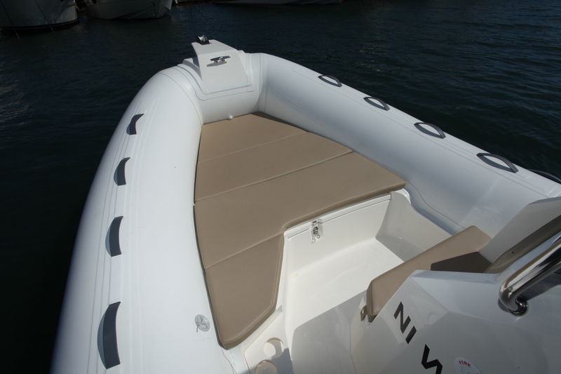 Bien vu : le matelas du solarium est articulé pour faciliter l'accès à la baille à mouillage et au coffre. A bâbord, le coffre se poursuit pour pouvoir recevoir des objets longs (skis, gaffe, cannes...).