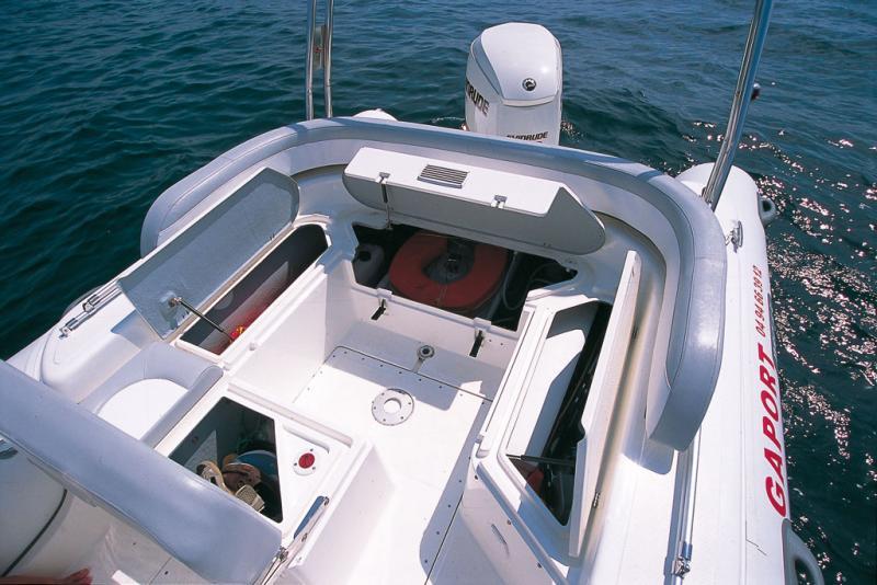 Les coffres arrière en longueur permettent de ranger les skis ou cannes à pêche sans problème.