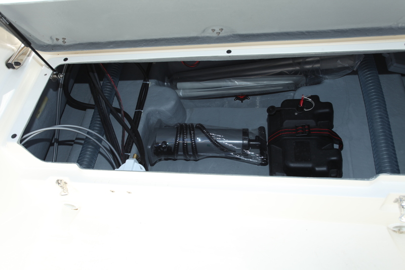 Le chantier a eu la bonne idée d'isoler le fond de coque avec un plancher permettant de conserver les affaires au sec. Vu le diamètre généreux des gaines de vidange, l'assèchement du cockpit ne devrait pas poser de problème...