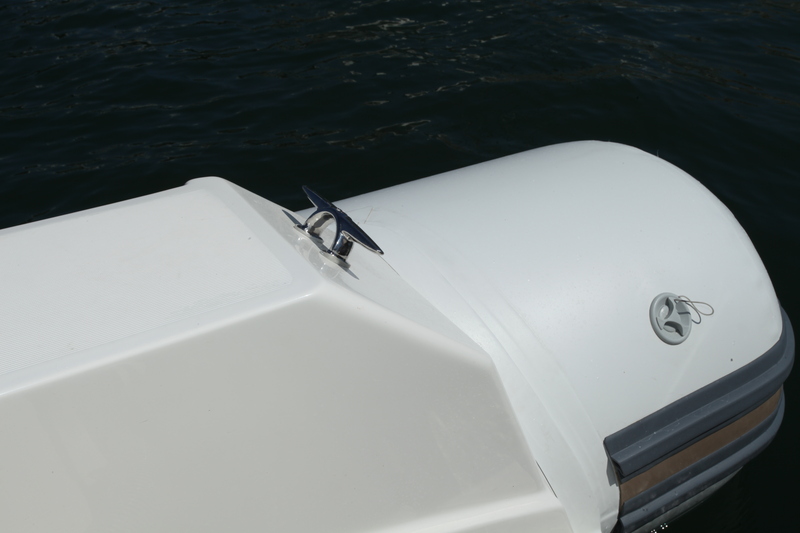 Les taquets d'amarrage de poupe sont facilement accessibles à partir de la plate-forme de bain.
