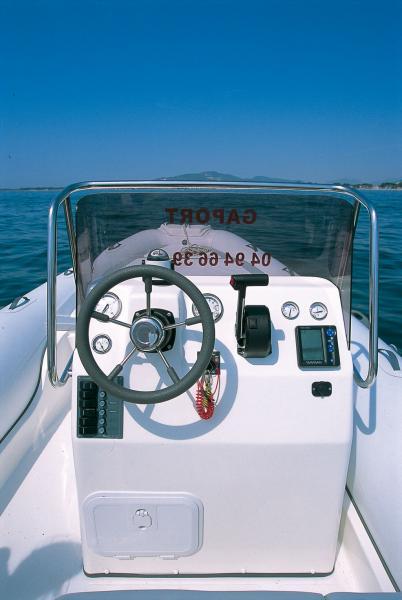 Le volant est à bonne hauteur pour le pilotage debout.