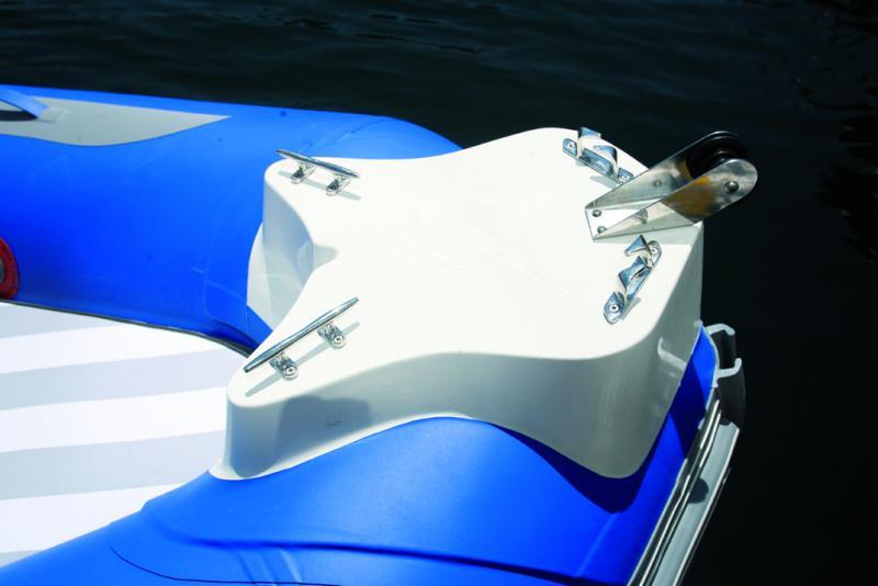 Le socle en polyester comporte un accastillage efficace pour le mouillage ou l’amarrage : davier, taquets, chaumards…