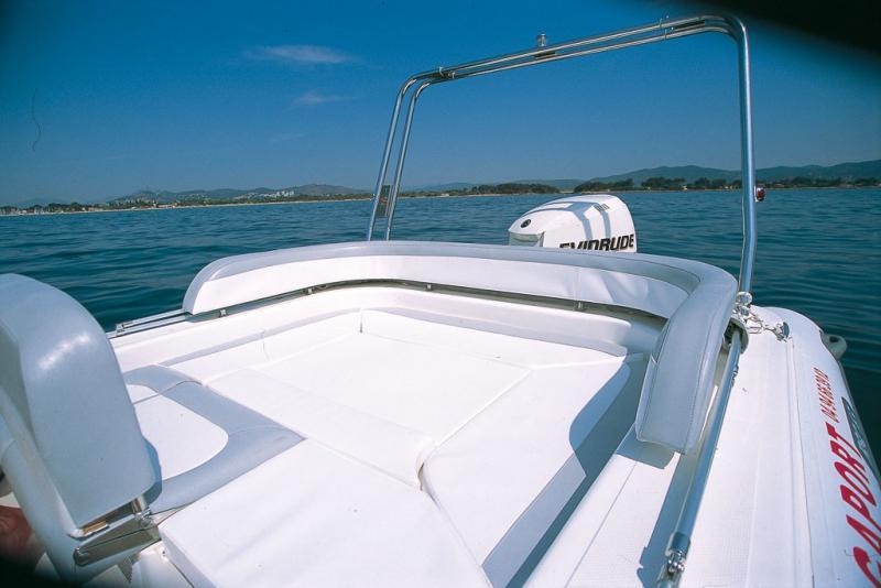 Conçu avec intelligence, le cockpit arrière se transforme en un super bain de soleil.