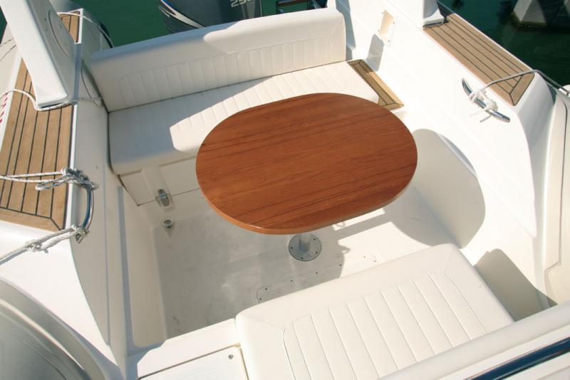 C’est l’un des carrés les plus réussis dans cette catégorie de semi-rigides. Six convives peuvent prendre place autour de cette jolie table en bois verni.