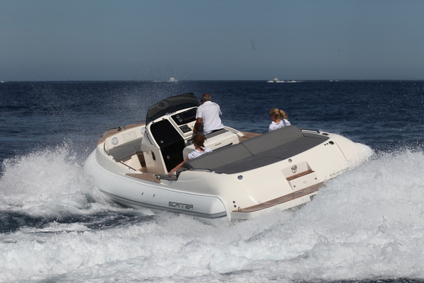 Les deux Mercruiser 250 ch ne sont pas de trop pour animer ce confortable mais lourd semi-rigide qu'est le Scanner Envy 950 (près de 4 tonnes en ordre de marche !).