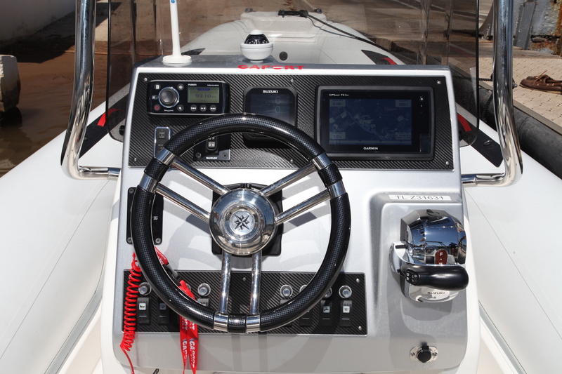 Le poste de pilotage offre une position de conduite efficace, à ceci près que la console est un peu présente au niveau des genoux. Quant au tableau de bord, son agencement est à prendre pour modèle.
