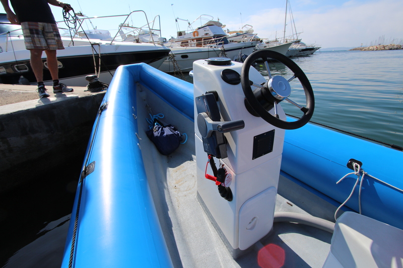 Contre-partie de cette carène au V hyper prononcé, le cockpit du VSR est le plus étroit des semi-rigides de sa longueur. Pour ne rien arranger, le câblage moteur court sur le plancher...