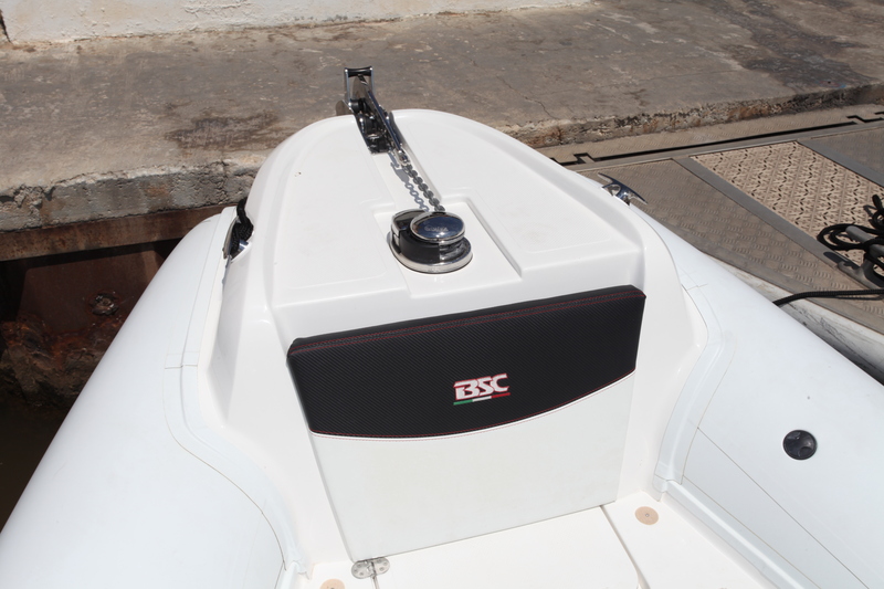 Bien qu'intégrant un guindeau électrique, la delphinière sait se faire discrète pour ne pas altérer la finesse des lignes du 70 Sport. Le davier inox basculant facilite la manoeuvre...