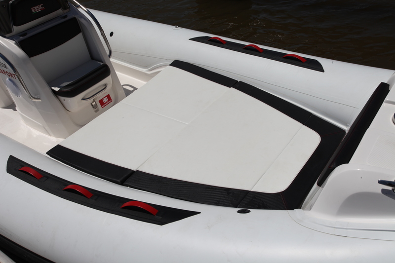 Le solarium avant n'a pas besoin de rallonge pour mériter l'adjectif spacieux. Un avantage, car il laisse un passage permanent en avant du siège de console et l'accès libre à son grand coffre en relevant la porte frontale de cette dernière.