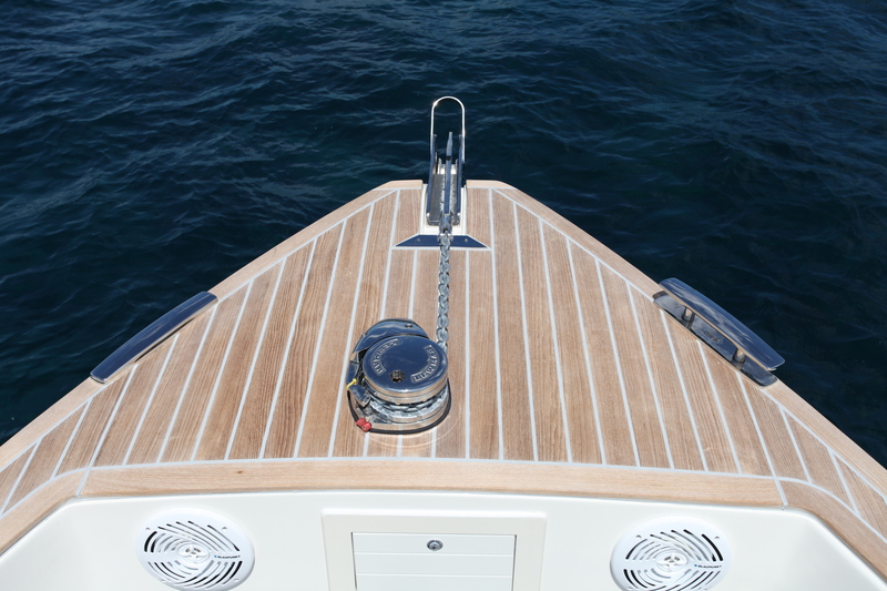D'aucun regretteront peut-être que le guideau électrique ne soit pas dissimulé dans la delphinière. Mais c'est aussi la garantie de ne pas alourdir visuellement le nez du bateau.