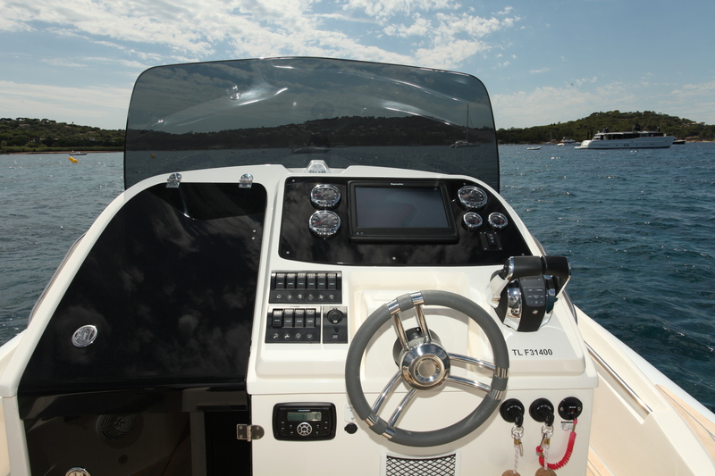 Malgré la présence de la porte qui ouvre sur l'abri de console, le tableau de bord est suffisamment spacieux pour intégrer une centrale de navigation à grand écran.