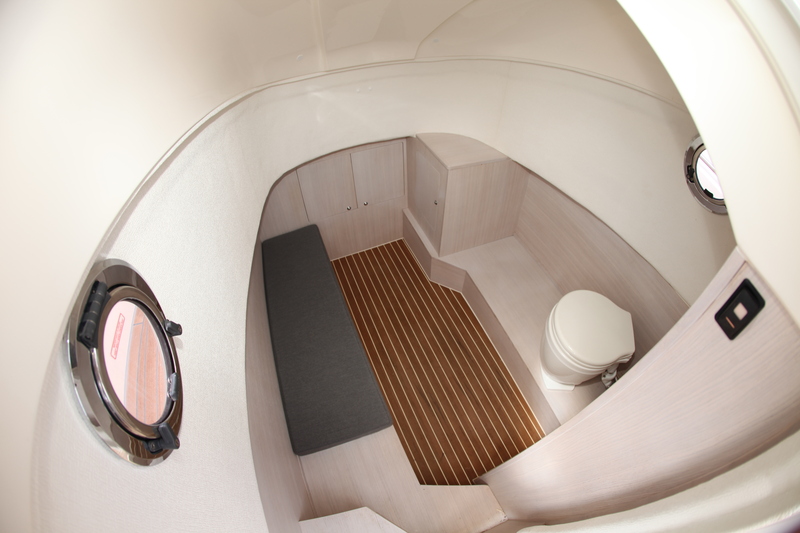 Sous la console, un beau volume mais qui ne peut être qualifié de cabine. Toutefois, au-delà de sa fonction de toilettes, il peut servir d'abri temporaire lorsque le temps se gâte...