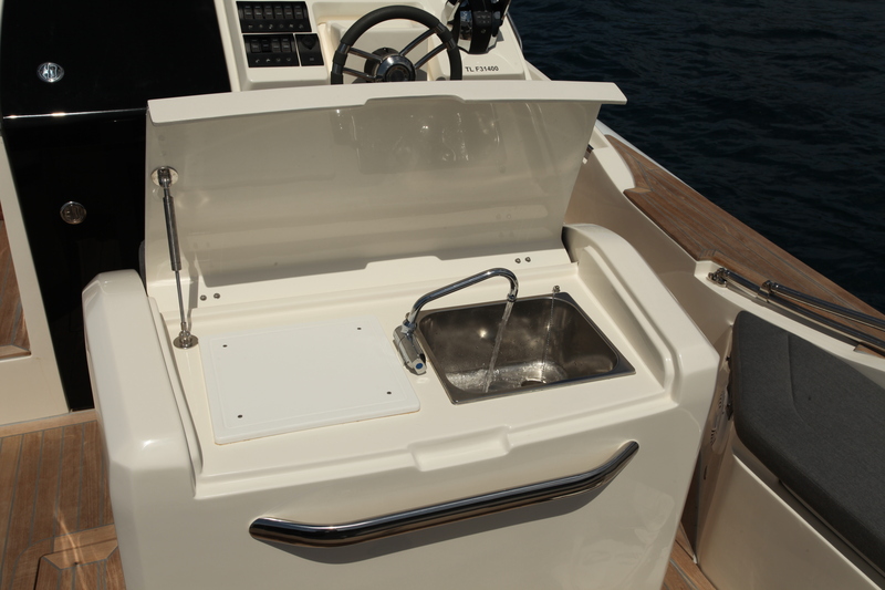 Le leaning-post, outre le siège de pilotage, propose un équipement "cuisine" avec un évier inox, une planche à découper et un réfrigérateur (côté pilote).